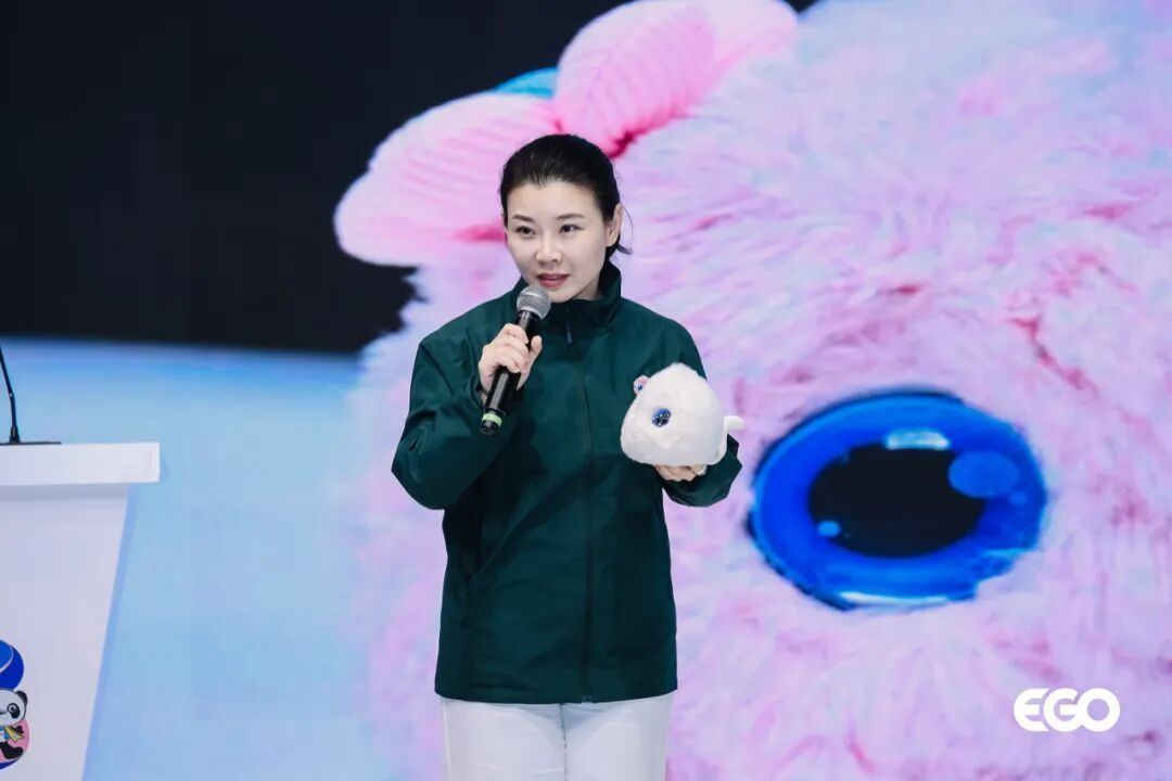 AI情绪疗愈机器人“超级球球”参展第八届进博会,获多位中外贵宾亲身体验