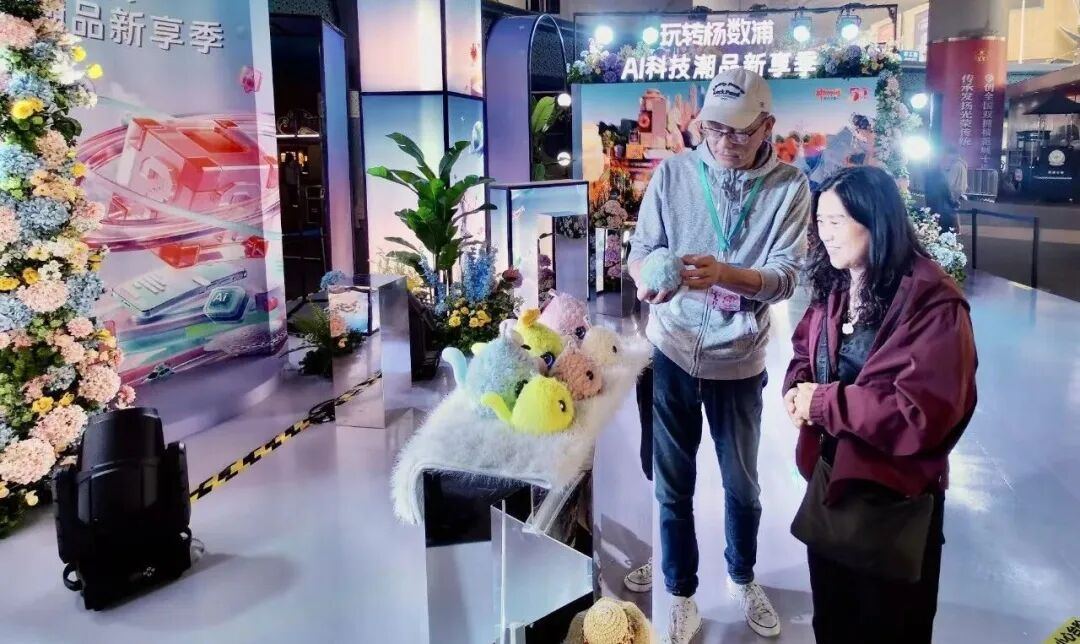 帅呆了!萌翻了!超级球球惊艳亮相上海“五五购物节”!