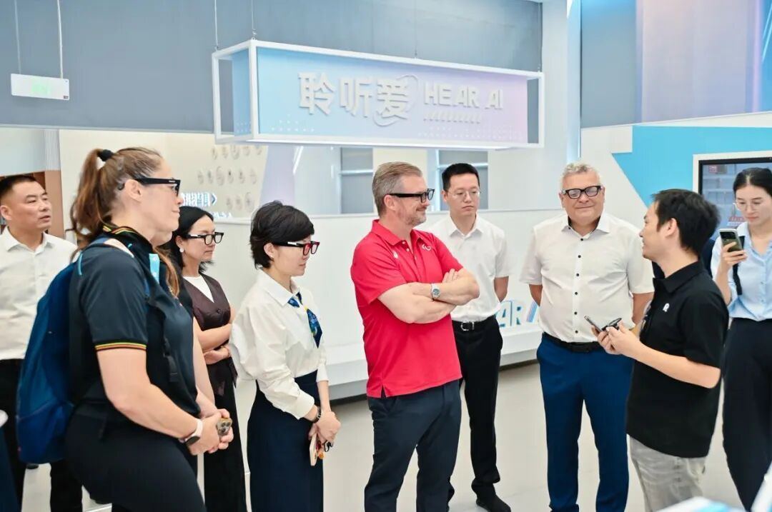 国际残奥委会主席安德鲁・帕森斯到访融爱中心,盛赞超级球球以AI守护特殊儿童心灵成长